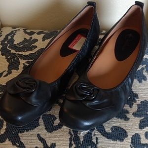 Women's Size 12 Earthies Black Leather Flats